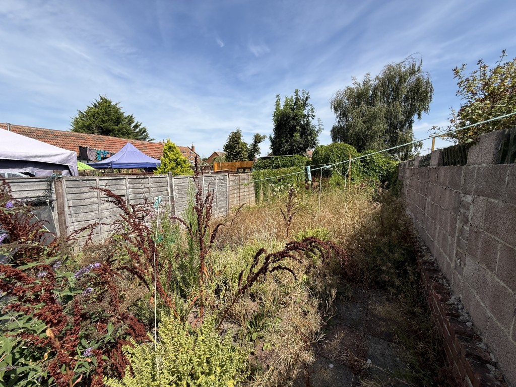 Lot: 93 - TWO-BEDROOM HOUSE REQUIRING IMPROVEMENT CLOSE TO TOWN CENTRE - Rear garden